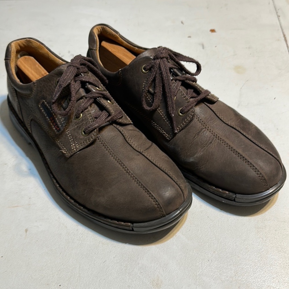 Ecco men’s leather shoes. Cushion soles, shock absorbent, lace up. Bin#5